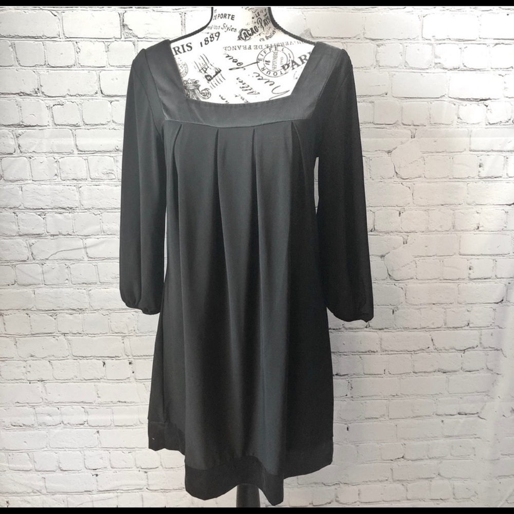 ⬇️ White House Black Market Dress